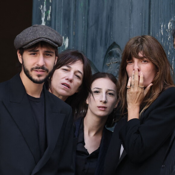 Ben Attal, Charlotte Gainsbourg, Alice Attal, Lou Doillon - Arrivées des célébrités aux obsèques de Jane Birkin en l'église Saint-Roch à Paris. © Jacovides-KD Niko / Bestimage