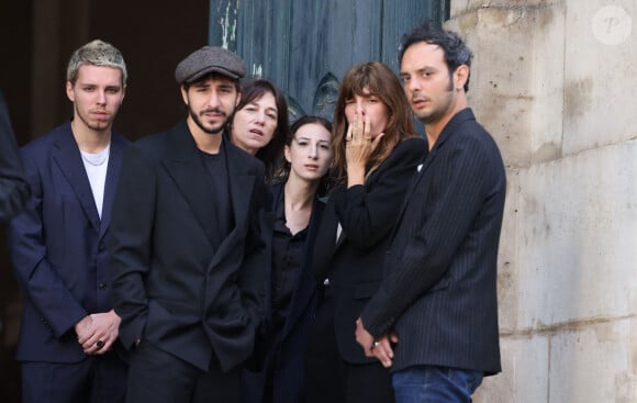 Marlowe (fils de Lou Doillon), Ben Attal, Charlotte Gainsbourg, Alice Attal, Lou Doillon, Roman de Kermadec (fils de Kate Barry) - Arrivées des célébrités aux obsèques de Jane Birkin en l'église Saint-Roch à Paris. Le 24 juillet 2023 © Jacovides-KD Niko / Bestimage