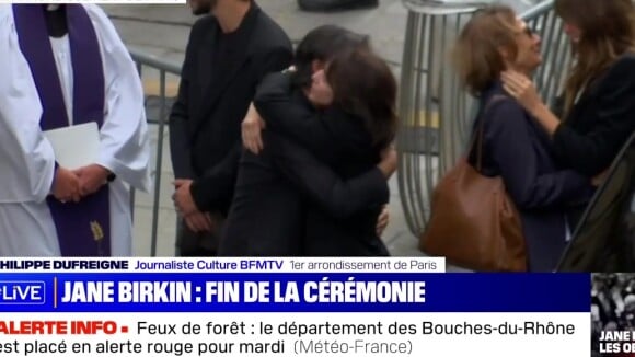 Yvan Attal réconforte sa femme Charlotte Gainsbourg en la prenant dans ses bras à l'issue des obsèques de Jane Birkin.