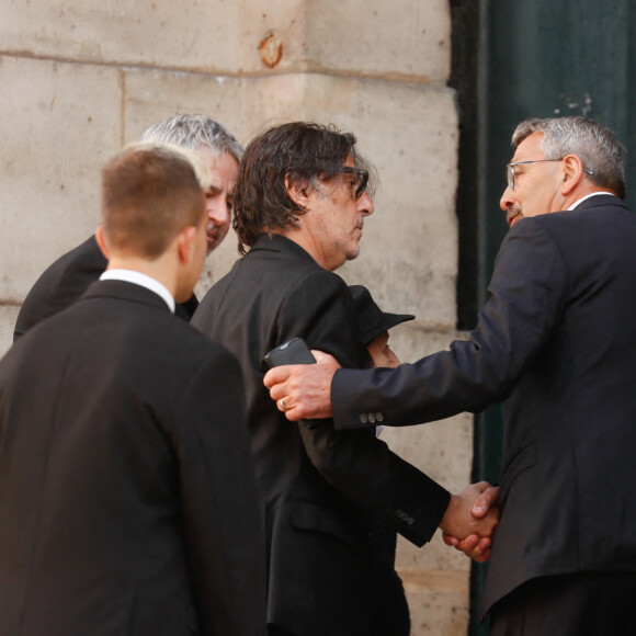 Yvan Attal et sa mère - Arrivées des célébrités aux obsèques de Jane Birkin en l'église Saint-Roch à Paris. Le 24 juillet 2023 © Jacovides-KD Niko / Bestimage 