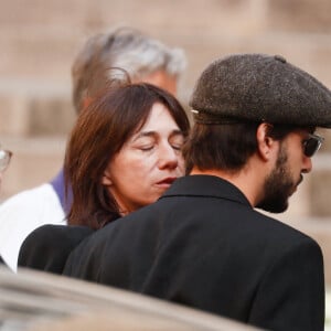 Alice Attal, Charlotte Gainsbourg, Ben Attal - Arrivées des célébrités aux obsèques de Jane Birkin en l'église Saint-Roch à Paris. Le 24 juillet 2023 © Jacovides-KD Niko / Bestimage 