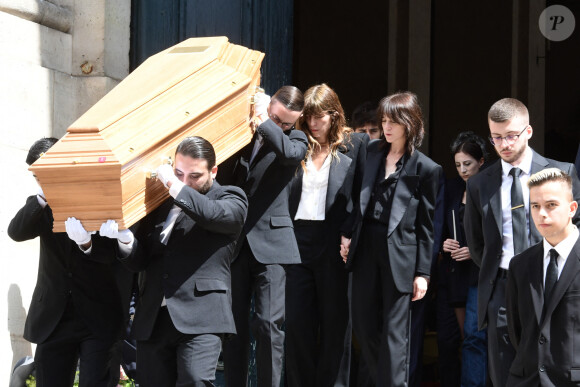 Lou Doillon, Charlotte Gainsbourg - Sorties des obsèques de Jane Birkin en l'église Saint-Roch à Paris. Le 24 juillet 2023 © Jacovides-KD Niko / Bestimage  Funerals of the french singer Jane Birkin at Saint-Roch's church in Paris. On July 24th 2023 