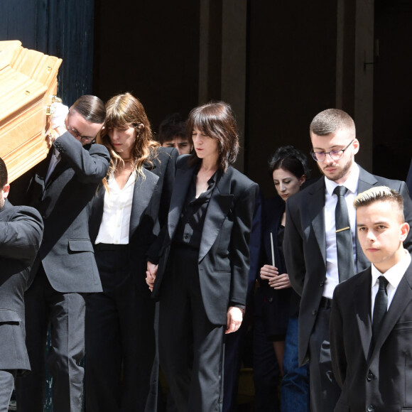 Lou Doillon, Charlotte Gainsbourg - Sorties des obsèques de Jane Birkin en l'église Saint-Roch à Paris. Le 24 juillet 2023 © Jacovides-KD Niko / Bestimage  Funerals of the french singer Jane Birkin at Saint-Roch's church in Paris. On July 24th 2023 