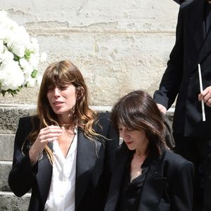 Lou Doillon, Charlotte Gainsbourg, Ben Attal - Sorties des obsèques de Jane Birkin en l'église Saint-Roch à Paris. Le 24 juillet 2023 © Jacovides-KD Niko / Bestimage  Funerals of the french singer Jane Birkin at Saint-Roch's church in Paris. On July 24th 2023 