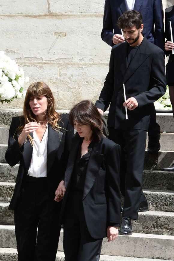 Lou Doillon, Charlotte Gainsbourg, Ben Attal - Sorties des obsèques de Jane Birkin en l'église Saint-Roch à Paris. Le 24 juillet 2023 © Jacovides-KD Niko / Bestimage  Funerals of the french singer Jane Birkin at Saint-Roch's church in Paris. On July 24th 2023 