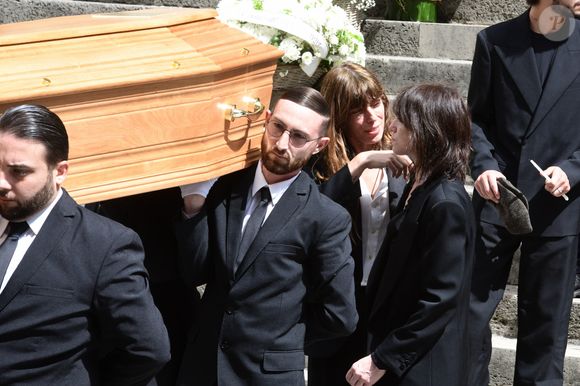 Lou Doillon, Charlotte Gainsbourg, Ben Attal - Sorties des obsèques de Jane Birkin en l'église Saint-Roch à Paris. Le 24 juillet 2023 © Jacovides-KD Niko / Bestimage  Funerals of the french singer Jane Birkin at Saint-Roch's church in Paris. On July 24th 2023 