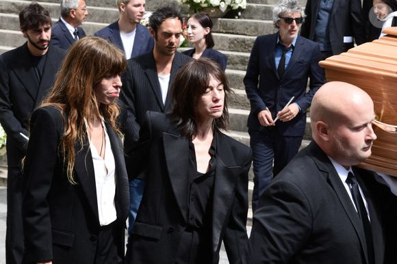 Lou Doillon, Charlotte Gainsbourg, Marlowe (fils de Lou Doillon), Ben Attal, Alice Attal, Roman de Kermadec (fils de Kate Barry) - Sorties des obsèques de Jane Birkin en l'église Saint-Roch à Paris. Le 24 juillet 2023 © Jacovides-KD Niko / Bestimage  Funerals of the french singer Jane Birkin at Saint-Roch's church in Paris. On July 24th 2023 