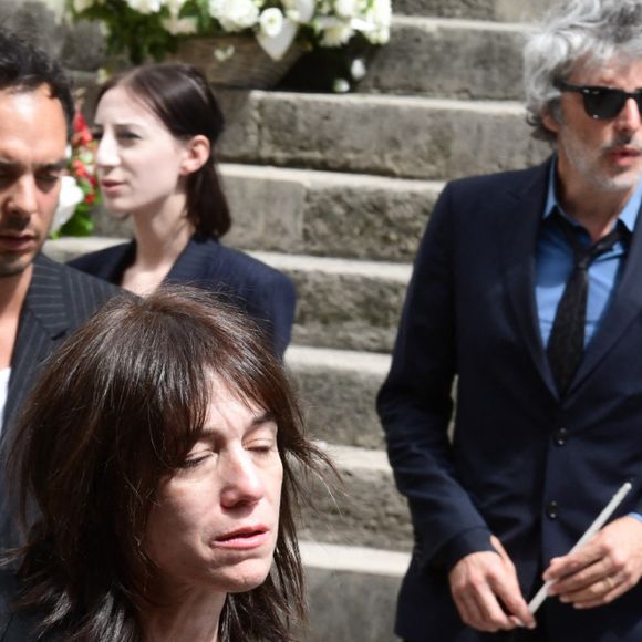 Lou Doillon, Charlotte Gainsbourg, Marlowe (fils de Lou Doillon), Ben Attal, Alice Attal, Roman de Kermadec (fils de Kate Barry) - Sorties des obsèques de Jane Birkin en l'église Saint-Roch à Paris. Le 24 juillet 2023 © Jacovides-KD Niko / Bestimage  Funerals of the french singer Jane Birkin at Saint-Roch's church in Paris. On July 24th 2023 