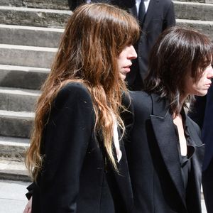 Lou Doillon, Charlotte Gainsbourg - Sorties des obsèques de Jane Birkin en l'église Saint-Roch à Paris. Le 24 juillet 2023 © Jacovides-KD Niko / Bestimage  Funerals of the french singer Jane Birkin at Saint-Roch's church in Paris. On July 24th 2023 