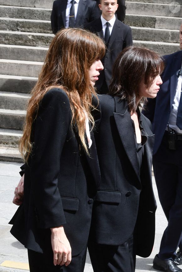 Lou Doillon, Charlotte Gainsbourg - Sorties des obsèques de Jane Birkin en l'église Saint-Roch à Paris. Le 24 juillet 2023 © Jacovides-KD Niko / Bestimage  Funerals of the french singer Jane Birkin at Saint-Roch's church in Paris. On July 24th 2023 