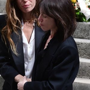 Lou Doillon, Charlotte Gainsbourg - Sorties des obsèques de Jane Birkin en l'église Saint-Roch à Paris. Le 24 juillet 2023 © Jacovides-KD Niko / Bestimage  Funerals of the french singer Jane Birkin at Saint-Roch's church in Paris. On July 24th 2023 