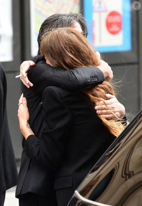 Yvan Attal, Lou Doillon - Sorties des obsèques de Jane Birkin en l'église Saint-Roch à Paris. Le 24 juillet 2023 © Jacovides-KD Niko / Bestimage  Funerals of the french singer Jane Birkin at Saint-Roch's church in Paris. On July 24th 2023 