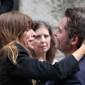 Lou Doillon et Matthieu Chedid (chanteur M) - Sorties des célébrités aux obsèques de Jane Birkin en l'église Saint-Roch à Paris. Le 24 juillet 2023 © Jacovides-KD Niko / Bestimage  Funerals of the french singer Jane Birkin at Saint-Roch's church in Paris. On July 24th 2023 