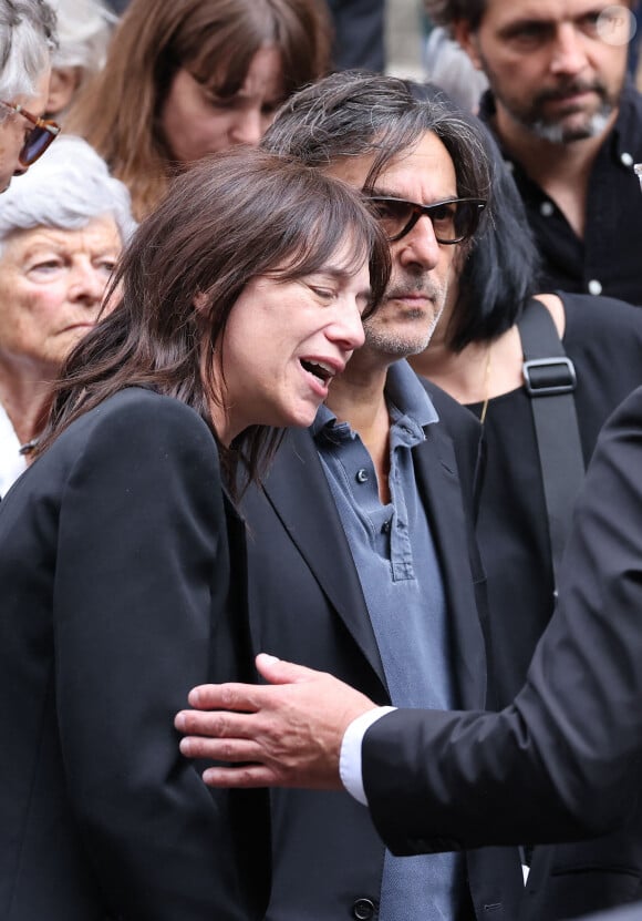 Charlotte Gainsbourg et Yvan Attal - Sorties des célébrités aux obsèques de Jane Birkin en l'église Saint-Roch à Paris. Le 24 juillet 2023 © Jacovides-KD Niko / Bestimage  Funerals of the french singer Jane Birkin at Saint-Roch's church in Paris. On July 24th 2023 