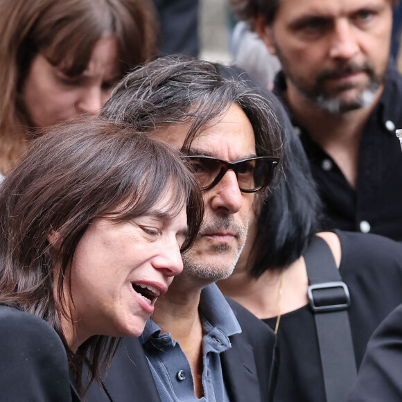 Charlotte Gainsbourg et Yvan Attal - Sorties des célébrités aux obsèques de Jane Birkin en l'église Saint-Roch à Paris. Le 24 juillet 2023 © Jacovides-KD Niko / Bestimage  Funerals of the french singer Jane Birkin at Saint-Roch's church in Paris. On July 24th 2023 