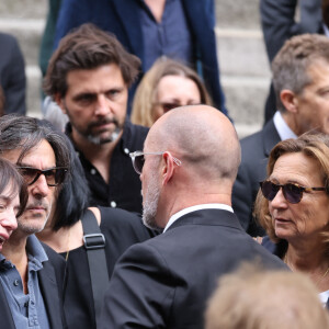 Charlotte Gainsbourg et Yvan Attal - Sorties des célébrités aux obsèques de Jane Birkin en l'église Saint-Roch à Paris. Le 24 juillet 2023 © Jacovides-KD Niko / Bestimage  Funerals of the french singer Jane Birkin at Saint-Roch's church in Paris. On July 24th 2023 