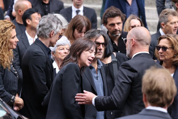 Charlotte Gainsbourg et Yvan Attal - Sorties des célébrités aux obsèques de Jane Birkin en l'église Saint-Roch à Paris. Le 24 juillet 2023 © Jacovides-KD Niko / Bestimage  Funerals of the french singer Jane Birkin at Saint-Roch's church in Paris. On July 24th 2023 