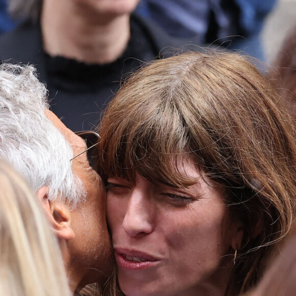 Nagui, Lou Doillon - Sorties des célébrités aux obsèques de Jane Birkin en l'église Saint-Roch à Paris. Le 24 juillet 2023 © Jacovides-KD Niko / Bestimage  Funerals of the french singer Jane Birkin at Saint-Roch's church in Paris. On July 24th 2023 