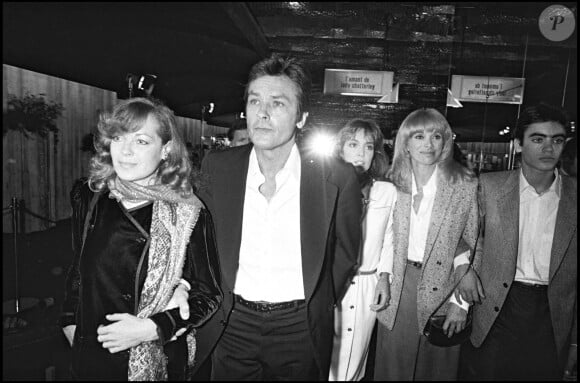 Et notamment sur ce triste jour de mai 1982 où Alain Delon apprenait la mort de l'actrice.
Alain Delon, Romy Schneider, Anne Parillaud, Mireille Darc et Anthony Delon à la première du film "Pour la peau d'un flic" en 1981.