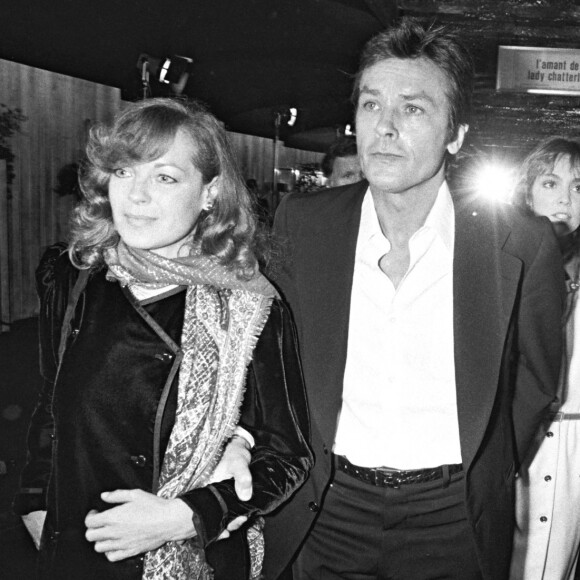 Et notamment sur ce triste jour de mai 1982 où Alain Delon apprenait la mort de l'actrice.
Alain Delon, Romy Schneider, Anne Parillaud, Mireille Darc et Anthony Delon à la première du film "Pour la peau d'un flic" en 1981.