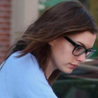 Anne Hathaway : Sans maquillage et planquée derrière ses lunettes... c'est une autre femme !