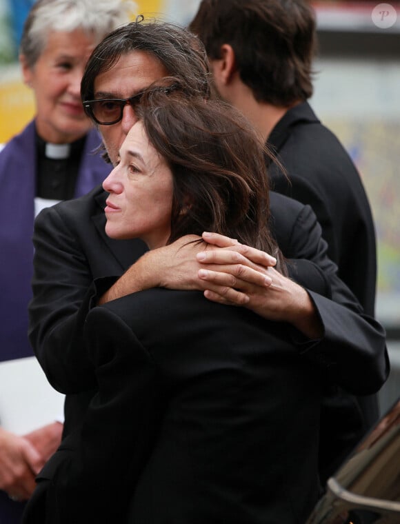 Charlotte Gainsbourg a craqué dans les bras de son compagnon Yvan Attal. 
Yvan Attal et Charlotte Gainsbourg - Sorties des obsèques de Jane Birkin en l'église Saint-Roch à Paris. Le 24 juillet 2023 © Jonathan Rebboah / Panoramic / Bestimage 