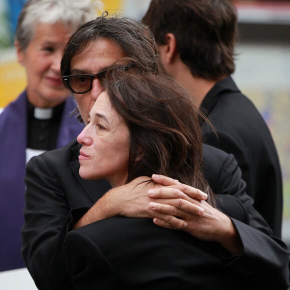 Charlotte Gainsbourg a craqué dans les bras de son compagnon Yvan Attal. 
Yvan Attal et Charlotte Gainsbourg - Sorties des obsèques de Jane Birkin en l'église Saint-Roch à Paris. Le 24 juillet 2023 © Jonathan Rebboah / Panoramic / Bestimage 