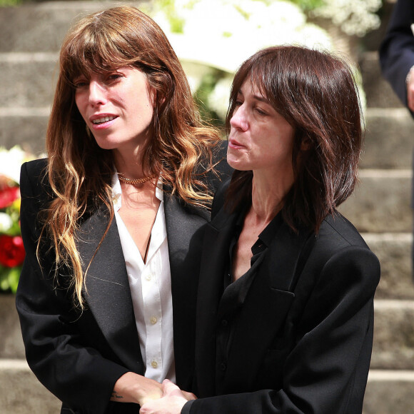 Lou Doillon et Charlotte Gainsbourg se sont montrées soudées pour les obsèques de leur mère.
Lou Doillon et Charlotte Gainsbourg - Sorties des obsèques de Jane Birkin en l'église Saint-Roch à Paris.  © Jonathan Rebboah / Panoramic / Bestimage 