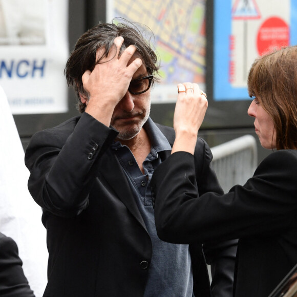 Yvan Attal, Lou Doillon - Sorties des obsèques de Jane Birkin en l'église Saint-Roch à Paris. Le 24 juillet 2023 © Jacovides-KD Niko / Bestimage 