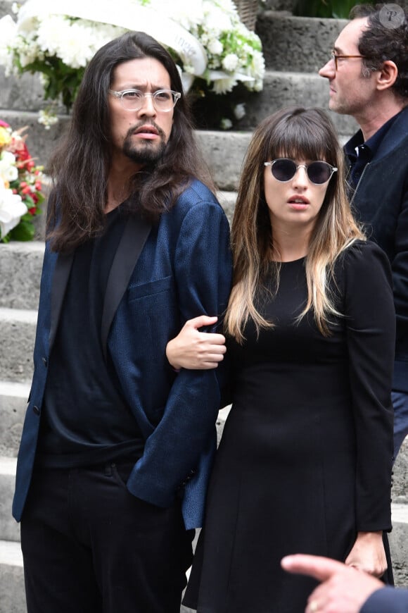 Lucien Gainsbourg (Lulu) et sa compagne - Sorties des obsèques de Jane Birkin en l'église Saint-Roch à Paris. Le 24 juillet 2023 © Jacovides-KD Niko / Bestimage 