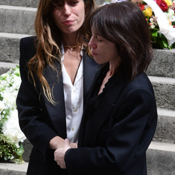 Lou Doillon, Charlotte Gainsbourg - Sorties des obsèques de Jane Birkin en l'église Saint-Roch à Paris. Le 24 juillet 2023 © Jacovides-KD Niko / Bestimage 