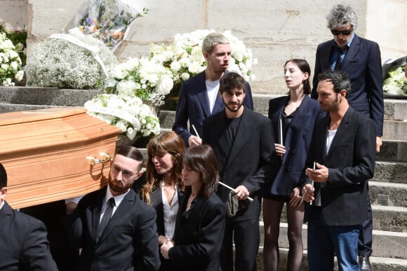 Lou Doillon, Charlotte Gainsbourg, Marlowe (fils de Lou Doillon), Ben Attal, Alice Attal, Roman de Kermadec (fils de Kate Barry) - Sorties des obsèques de Jane Birkin en l'église Saint-Roch à Paris. Le 24 juillet 2023 © Jacovides-KD Niko / Bestimage 