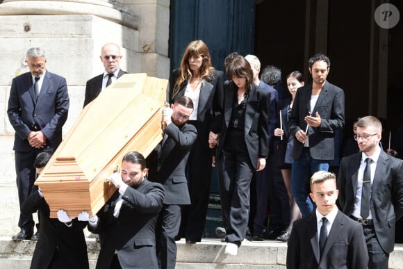 Toute la famille s'est montrée très émue.
Lou Doillon, Charlotte Gainsbourg - Sorties des obsèques de Jane Birkin en l'église Saint-Roch à Paris. Le 24 juillet 2023 © Jacovides-KD Niko / Bestimage 