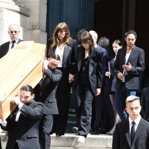 Toute la famille s'est montrée très émue.
Lou Doillon, Charlotte Gainsbourg - Sorties des obsèques de Jane Birkin en l'église Saint-Roch à Paris. Le 24 juillet 2023 © Jacovides-KD Niko / Bestimage 