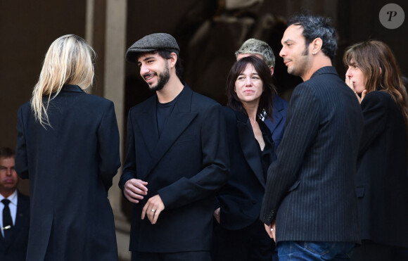 Marlowe (fils de Lou Doillon), Ben Attal, Charlotte Gainsbourg, Lou Doillon, Roman de Kermadec (fils de Kate Barry) - Arrivées des célébrités aux obsèques de Jane Birkin en l'église Saint-Roch à Paris. Le 24 juillet 2023 © Jacovides-KD Niko / Bestimage 