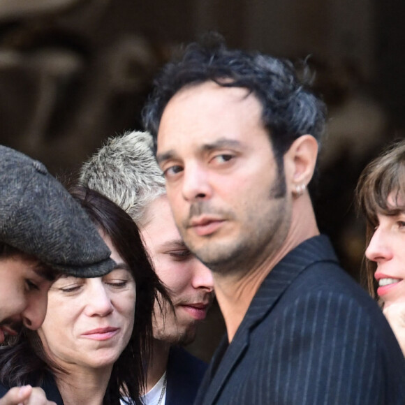 Marlowe (fils de Lou Doillon), Ben Attal, Charlotte Gainsbourg,, Lou Doillon, Roman de Kermadec (fils de Kate Barry) - Arrivées des célébrités aux obsèques de Jane Birkin en l'église Saint-Roch à Paris. Le 24 juillet 2023 © Jacovides-KD Niko / Bestimage 