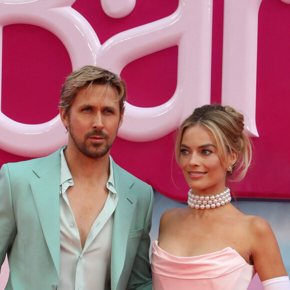 La célèbre héroïne brillamment incarnée par Margot Robbie a littéralement séduit les foules. Au même titre que Ken, interprété avec panache par Ryan Gosling.
Ryan Gosling and Margot Robbie à l'avant-première de Barbie à Londres le 12 juillet 2023.