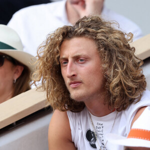 En ce moment, Joalukas Noah profite d'un break bien mérité. 
Joalukas Noah dans les tribunes lors des Internationaux de France de Tennis de Roland Garros 2023. Paris, le 7 juin 2023. © Jacovides-Moreau / Bestimage