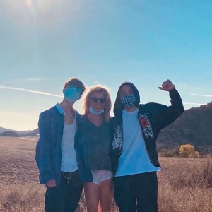 Malheureusement, il semblerait que les fans soient dans l'obligation de patienter encore un peu plus...
Les fils de Britney Spears, Sean Preston et Jayden James ont bien grandi ! Ici avec leur mère