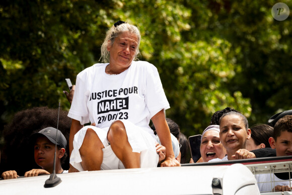 Mounia, la mère de Nahel en ouverture de cortège sur le camion lors de la marche blanche organisée en hommage à Nahel jeune homme tué par un policier après un refus d'obtempérer, à Nanterre, France, le 29 juin 2023. 6 200 personnes sont présentes, selon la police. © Jean-Baptiste Autissier/Panoramic/bestimage