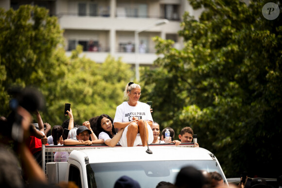 Mounia, la mère de Nahel en ouverture de cortège sur le camion lors de la marche blanche organisée en hommage à Nahel jeune homme tué par un policier après un refus d'obtempérer, à Nanterre, France, le 29 juin 2023. 6 200 personnes sont présentes, selon la police. © Jean-Baptiste Autissier/Panoramic/bestimage