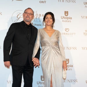 Le célèbre acteur vit en effet dans un tout petit village de moins de 400 habitants.
Jean Reno et sa femme Zofia Borucka lors de la soirée de gala "The Global Gift" à Tokyo, Japon, le 7 décembre 2022. 