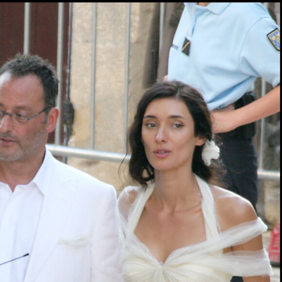 Un endroit qu'il aime par-dessus tout et où il souhaite demeurer après sa mort.
Mariage de Jean Reno et Zofia Borucka aux Baux-de-Provence en 2006.