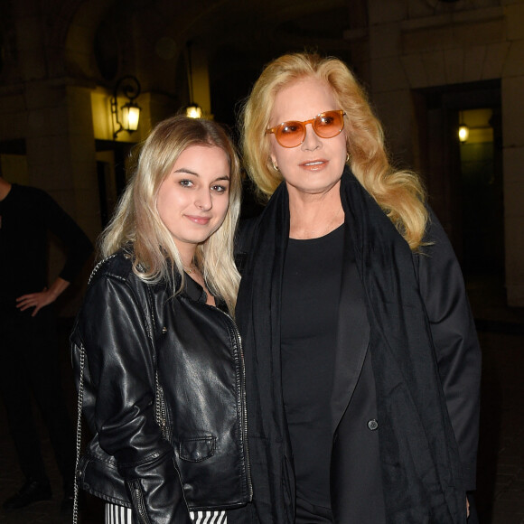 Sylvie Vartan avec sa fille Darina Scotti-Vartan à la générale de la pièce "La Vraie Vie" au théâtre Edouard 7 à Paris. © Guirec Coadic/Bestimage 