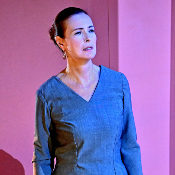 Carole Bouquet durant la générale de la piéce de théâtre "Bérénice" dans l'une des nouvelles salles du Théâtre National de Nice, "La Cuisine", le 19 mai 2021, installée à l'ouest de la ville. Cette salle de spectacle éphémère, après avoir été le théâtre de Carouge, vient de se poser à Nice.