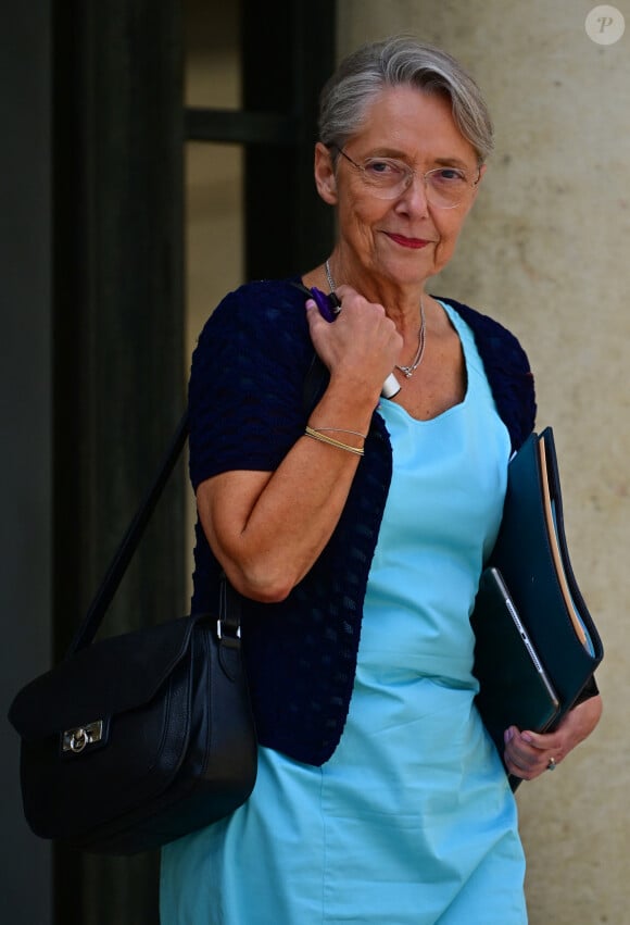 Elisabeth Borne, Première ministre - Sortie du conseil des ministres au palais présidentiel de l'Elysée à Paris, France, le 21 juillet 2023. La présidence française a officialisé le remaniement du gouvernement français le 20 juillet 2023 avec huit nouveaux membres d'un gouvernement qui compte 41 ministres au total. 