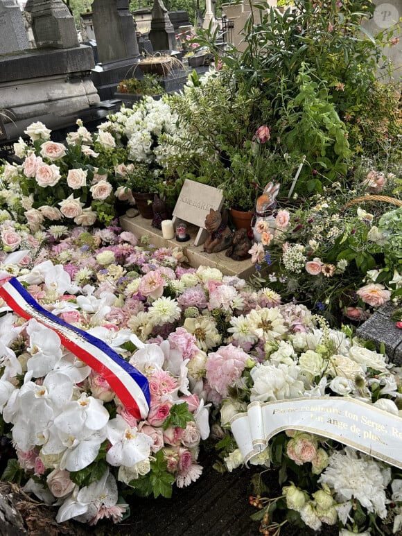 Elle avait confié conserver les cendres de sa maman
Exclusif -Tombe de Kate Barry recouverte des fleurs des obsèques de Jane Birkin qui a rejoint sa fille dans sa tombe au funérarium du Montparnasse à Paris le 24 juillet 2023. Après sa crémation au funérarium du Père Lachaise, son urne a été déposée sur sa tombe. 