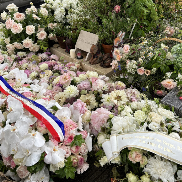 Elle avait confié conserver les cendres de sa maman
Exclusif -Tombe de Kate Barry recouverte des fleurs des obsèques de Jane Birkin qui a rejoint sa fille dans sa tombe au funérarium du Montparnasse à Paris le 24 juillet 2023. Après sa crémation au funérarium du Père Lachaise, son urne a été déposée sur sa tombe. 