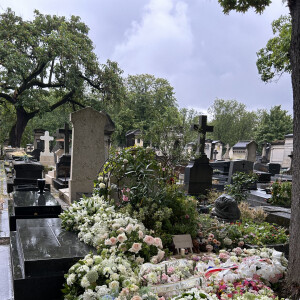 Dans sa cuisine
Exclusif -Tombe de Kate Barry recouverte des fleurs des obsèques de Jane Birkin qui a rejoint sa fille dans sa tombe au funérarium du Montparnasse à Paris le 24 juillet 2023. Après sa crémation au funérarium du Père Lachaise, son urne a été déposée sur sa tombe. 