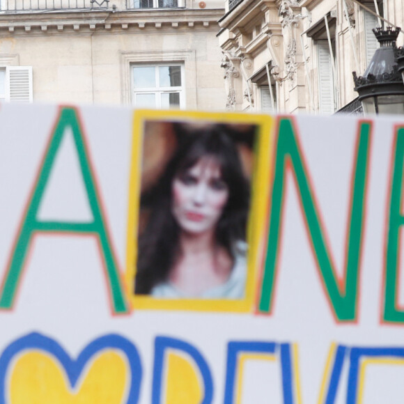 Illustration - Arrivées des célébrités aux obsèques de Jane Birkin en l'église Saint-Roch à Paris. Le 24 juillet 2023 © Jacovides-KD Niko / Bestimage 